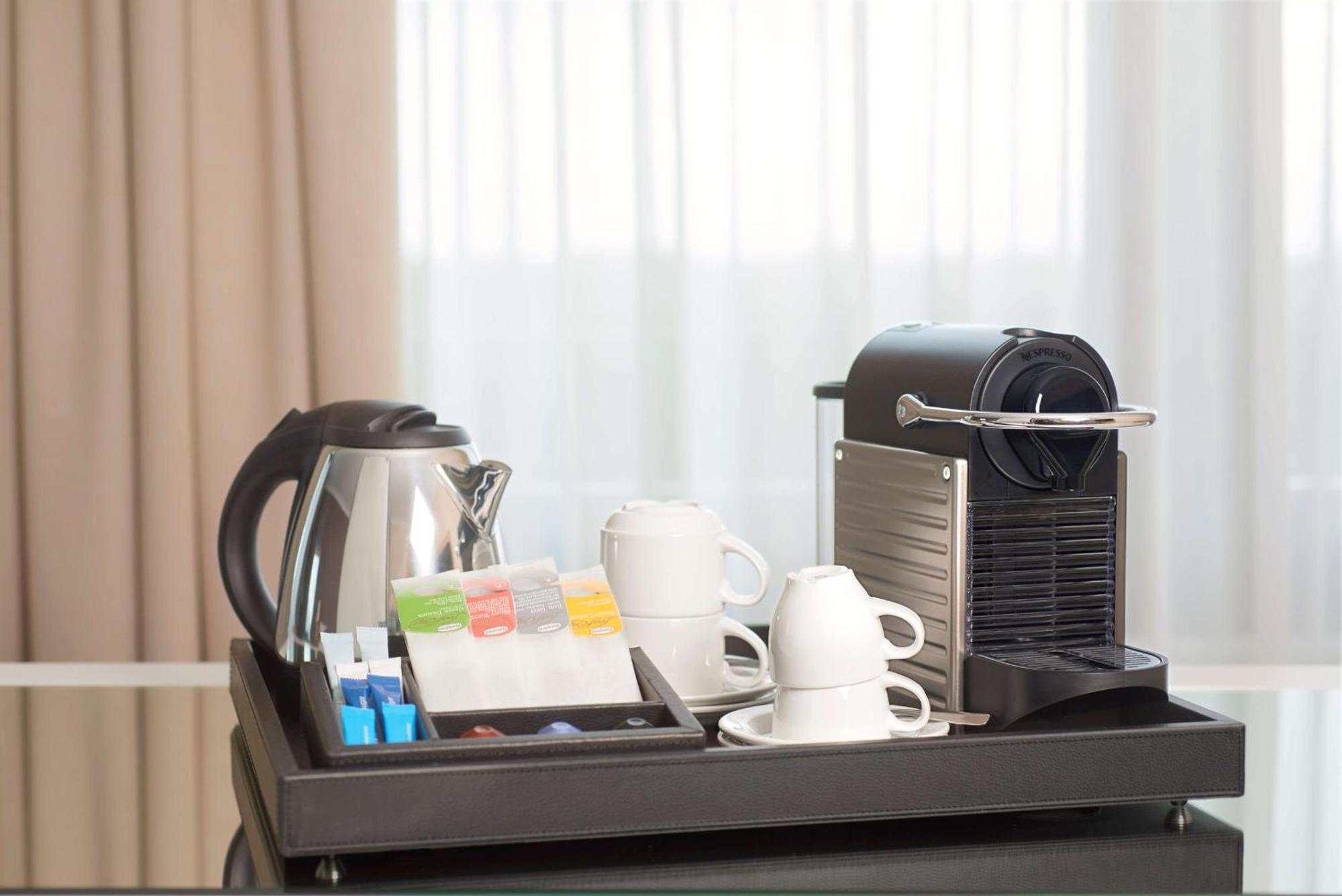 Nh Vienna Airport Conference Center Hotel Schwechat Ngoại thất bức ảnh Room service tray