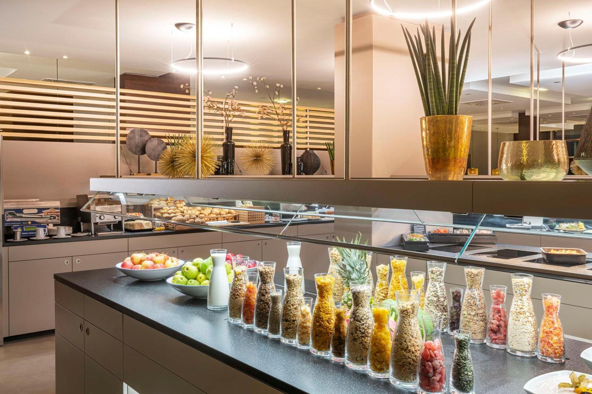 Nh Vienna Airport Conference Center Hotel Schwechat Ngoại thất bức ảnh Breakfast buffet