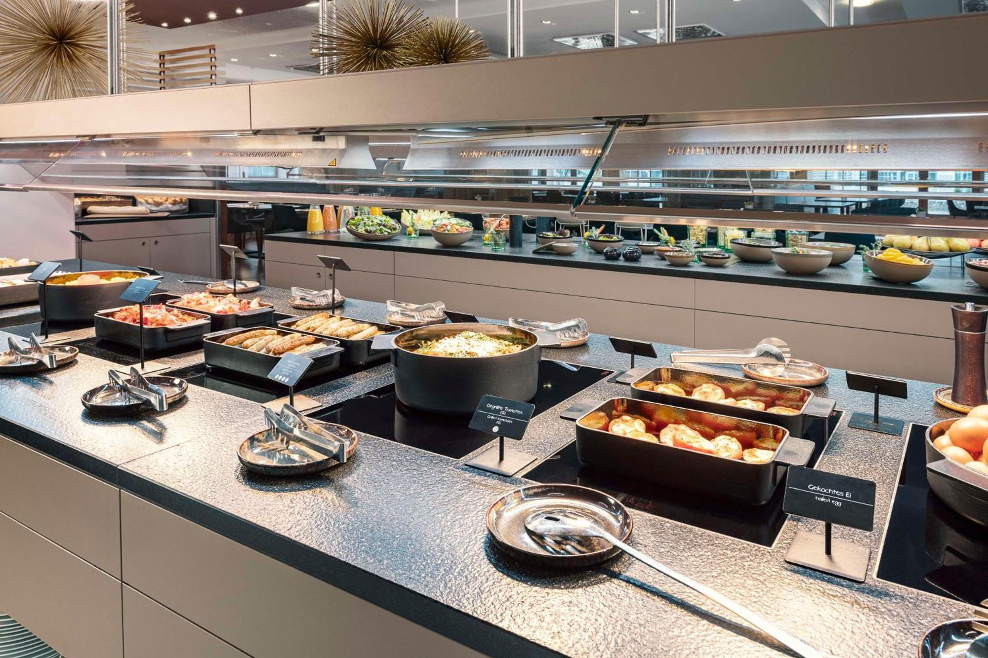 Nh Vienna Airport Conference Center Hotel Schwechat Ngoại thất bức ảnh Breakfast buffet at the hotel