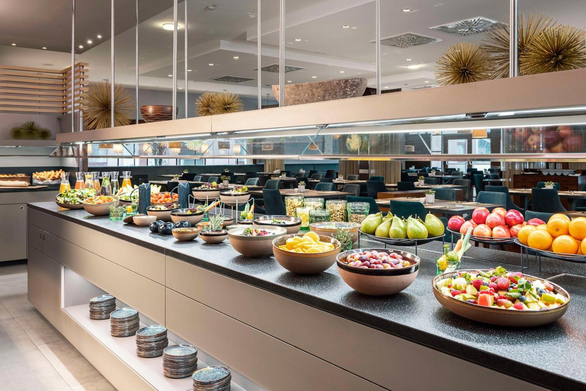 Nh Vienna Airport Conference Center Hotel Schwechat Ngoại thất bức ảnh Breakfast buffet